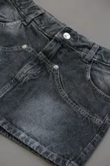 Minifalda de denim rígido color gris oscuro, corte a la cadera.