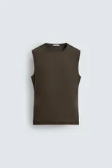 Camiseta musculosa marrón oscuro, de corte slim fit, cuello redondo y sisas amplias.