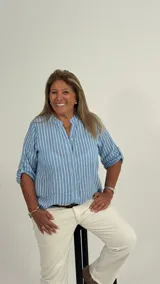 Camisa celeste a rayas verticales blancas, con cuello mao y mangas 3/4 con botón.