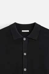 Cárdigan negro de punto con lana y algodón, corte regular, cuello solapa, manga larga y cierre frontal con botones.