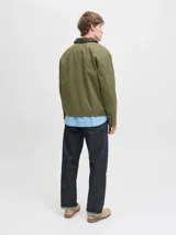 Campera utility color verde militar, de manga larga con cuello camisero de pana. Diseño liviano y resistente con cierre de botones, dos bolsillos frontales con solapa y dos bolsillos laterales. Interior forrado en poliéster reciclado y acabado repelente al agua.