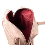 Bandolera color nude de símil cuero con acceso con cierre y herrajes plateados. Tiene un bolsillo interno con cierre, dos bolsillos externos abiertos y un bolsillo externo con cierre. La correa es regulable y el interior es de tela de algodón y poliéster.