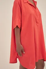 Túnica corta color coral de lino con cuello camisero y mangas cortas.