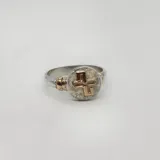 Anillo de plata 925 con apliques de oro 9k, con forma circular y una cruz grabada en el centro.