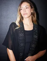 Kimono negro de gasa con apliques de brillos, marca Jessica Mc Clintock.