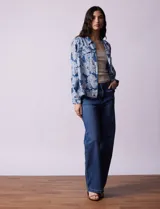 Campera de tencel estampado con arabescos azules y blancos, marca Ruby Rd. Tiene cuello solapa, abertura central con botones y bolsillos delanteros.