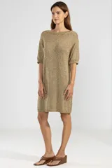 Vestido corto tejido color dorado, con cuello redondo y mangas cortas.