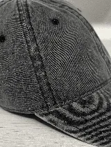 Gorra de visera color rosa.