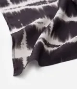 Pañuelo masculino de viscosa con estampado estilo shibori en tonos blanco y negro.