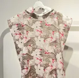 Poncho de toalla con capucha y estampado de flores y leopardos.