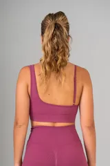 Top deportivo color lila con breteles finos y banda elástica acanalada bajo el busto.