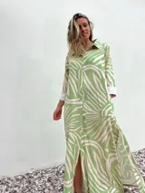 Vestido camisero largo de manga larga, con estampado abstracto en tonos verde pistacho y crudo.