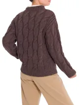 Sweater de lana marrón oscuro con cuello redondo y diseño de trenzas en relieve.