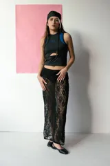 Musculosa azul con corte debajo del busto y logo estampado en el pecho.