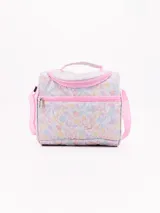 Lonchera térmica con doble cierre, asas de mano y correa ajustable para hombro. Presenta un estampado floral pastel en tonos lila, amarillo, celeste y rosa, con ribetes y cierres en color rosa fuerte.