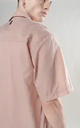 Camisa color beige de manga corta con calce oversize y canesú en la espalda.