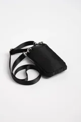 Bandolera porta celular negra de tela impermeable con correa larga regulable.