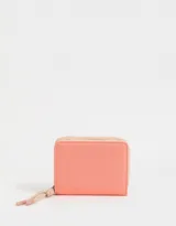 Billetera de tela deportiva colorblock en tonos rosa y beige, con cierre circundante y tirador de cordón y goma.