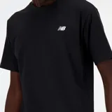 Remera negra de algodón con cuello redondo y logo de New Balance estampado en el pecho.