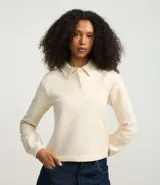 Suéter marrón de algodón con cuello polo y manga larga.