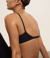 Top deportivo negro de poliamida con breteles finos, copa y escote en la espalda.