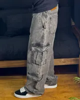 Pantalón cargo gris con efecto gastado, de tela denim y corte mega baggy.