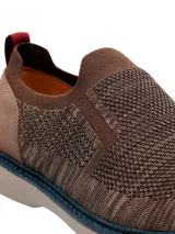 Slip on de hombre con capellada de tejido de poliéster, diseño cerrado y suela de EVA, ideal para días de calor.