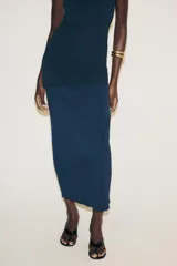 Vestido midi azul petróleo de escote recto y hombros descubiertos. Tejido combinado a tono.