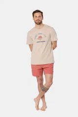 Short de baño azul vibrante, de corte clásico y largo medio, con cintura elástica y cordón ajustable. Cuenta con bolsillos laterales y suspensor de malla fina interior.