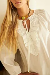 Vestido blanco de mangas largas con volados en el escote y lazo de ajuste.