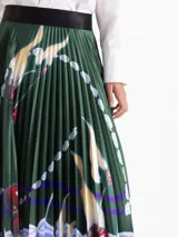 Pollera maxi plisada de sedita Gucci, color verde oscuro con estampado exclusivo de cerezas y detalles en azul y blanco. Tiene elástico satinado en la cintura.