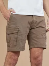 Bermuda de gabardina color marrón con múltiples bolsillos tipo cargo.