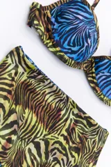 Conjunto de bikini negro y dorado, con corpiño triangular y bombacha clásica con cintura alta.