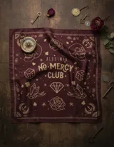 Pañuelo cuadrado color bordeaux con estampado de calaveras, rosas, dados, anclas y otros símbolos.