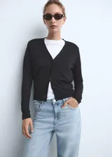 Jeans de mujer color azul claro, de tiro alto, corte wide leg y bajo deshilachado. Cierre de cremallera y botón, con cinco bolsillos y trabillas.