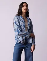 Campera de tencel estampado con arabescos azules y blancos, marca Ruby Rd. Tiene cuello solapa, abertura central con botones y bolsillos delanteros.