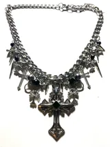 Collar de acero quirúrgico hipoalergénico plateado, con dijes de aleación plateada, cristales cz y cruces colgantes.