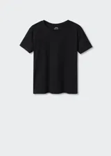 Remera negra de algodón con cuello redondo y mangas cortas.