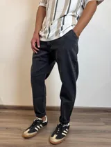 Pantalón jean celeste de corte amplio y tiro alto.