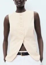 Chaleco color crema con cuello redondo y cierre frontal con botones.
