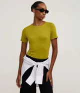 Blusa ajustada de manga corta, color verde oliva, con escote redondo.