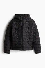 Campera puffer liviana negra, corte slim fit, con capucha, cierre frontal con protección para el mentón, bolsillos laterales con cierre oculto y puños con ribete elástico.