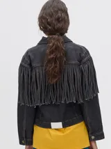 Campera de jean marrón claro con flecos en el pecho y mangas.