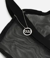 Bolso de playa mediano de tela de poliéster transparente color negro con ribetes y asas de tela negra.