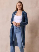 Cardigan largo plisado con estampado a rayas verticales en tonos azules.