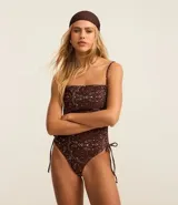 Malla enteriza marrón con estampado paisley, escote recto y breteles finos.