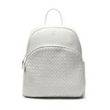 Mochila blanca de cuero sintético con diseño trenzado en el frente. Tiene un asa de mano en la parte superior y dos correas ajustables para los hombros. El compartimento principal se cierra con cremallera y tiene un bolsillo interno con cierre.
