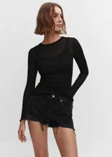 Shorts vaqueros negros rotos de corte recto y tiro medio, con cinco bolsillos y cierre de cremallera.