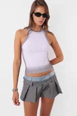 Minifalda pantalón gris con cintura doble combinada en denim.