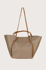 Bolso tipo tote de cuero sintético color taupe con doble asa corta y correa larga fina color marrón.